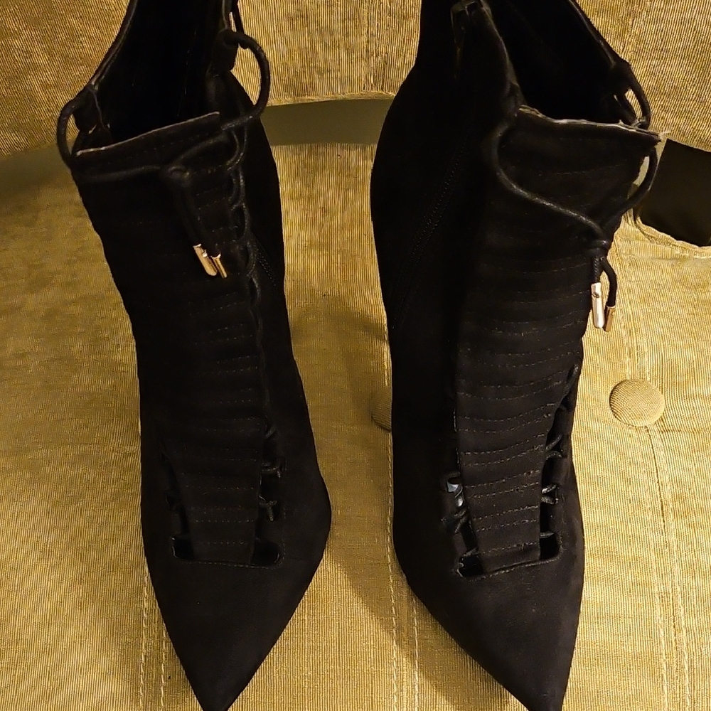 Elegant Black Lace-Up Heeled Boots Sz 9